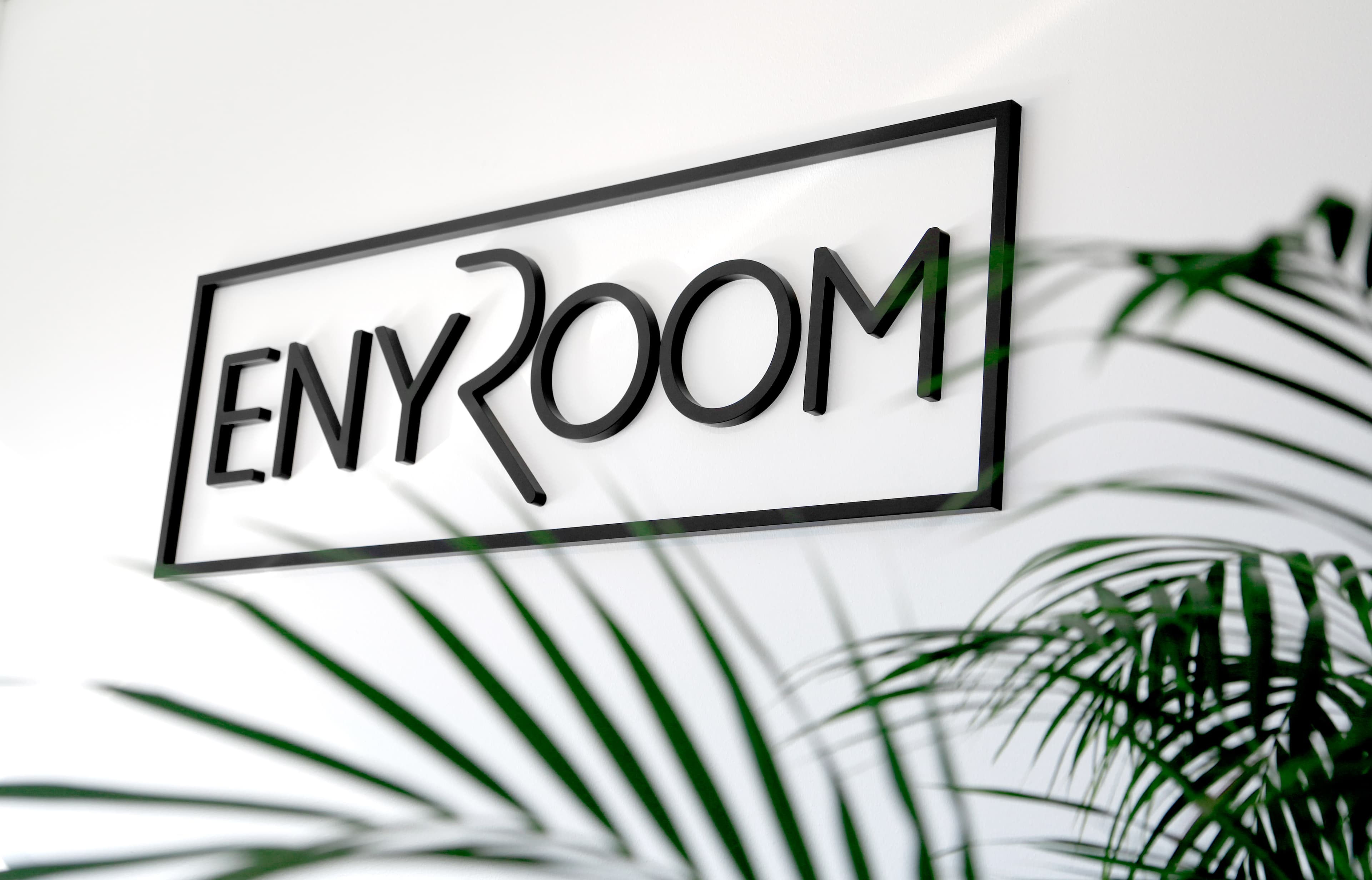 Enyroom logotyp vit vägg företag