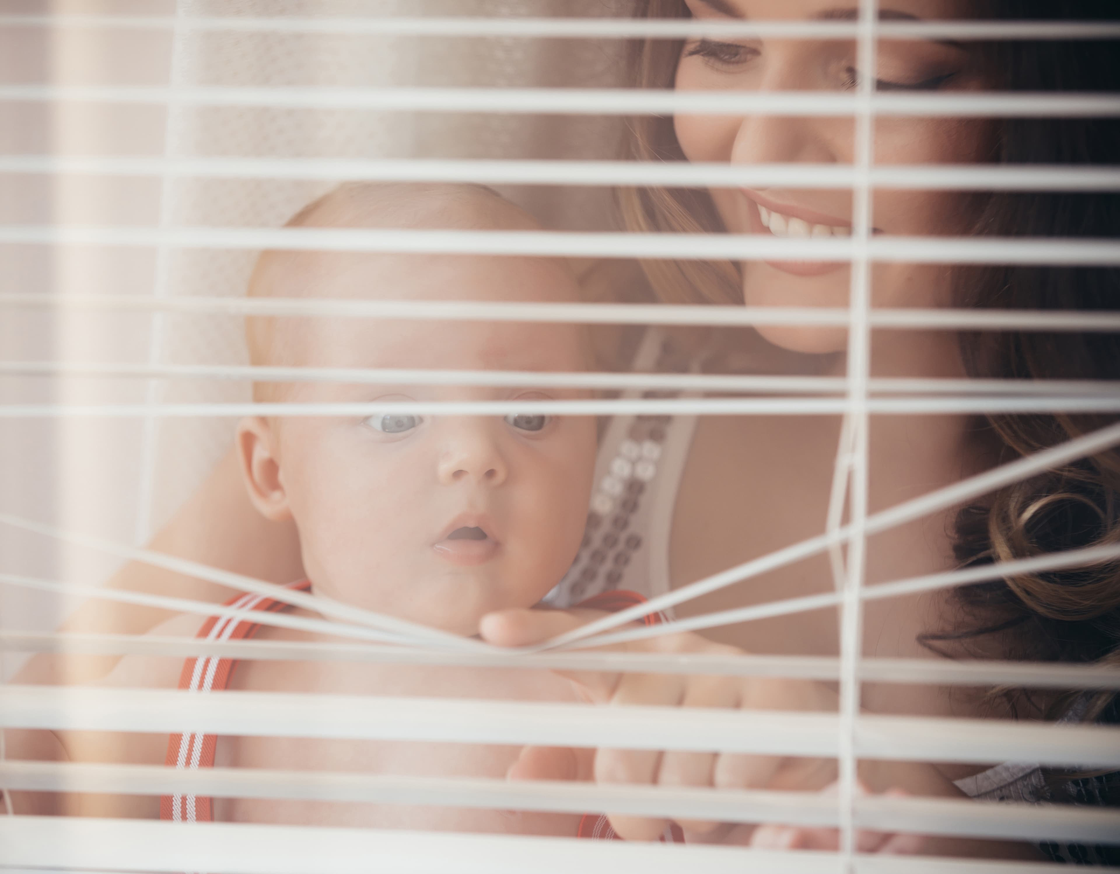 Säkra persienner barn mamma fönster leker med persienn